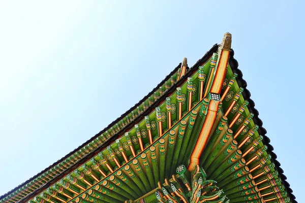 Seul, Güney Kore - 13 Aralık 2016: Aileyi Changdeokgung Sarayı'na götürmek. Güney Kore.