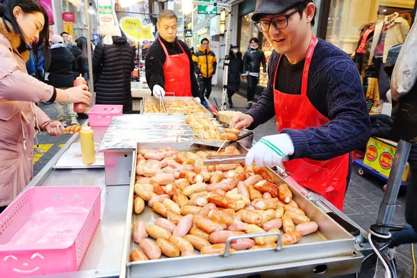 Seul, Güney Kore - 13 Aralık 2016: Myeongdong sokak gıdası, Seul'deki Myeongdong sokak pazarında, Güney Kore.