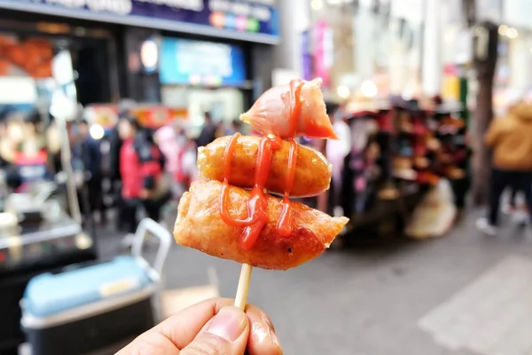 Myeongdong Market Kore lezzetli sosis satın almak için alışveriş gidin.