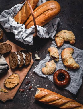 Masanın üstünde ekmek ve ekmek dolu bir hayat.
