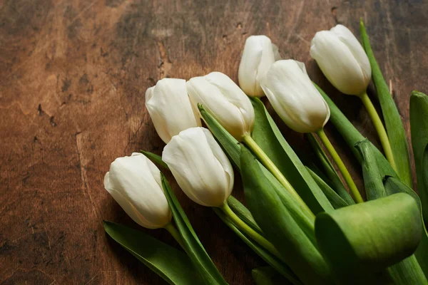 Білі Тюльпани Коричневому Дерев Яному Фоні Порожнім Простором — стокове фото