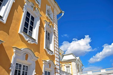 St. Petersburg, Rusya\ 09\ 08\ 2016: Peterhof mimari binasının bir bölümü mavi gökyüzüne karşı