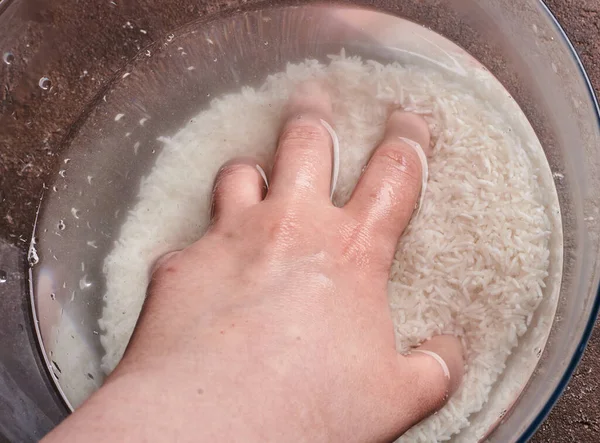 Weißer Basmatireis Wasser Einer Glasschüssel Auf Braunem Hintergrund Stockfoto