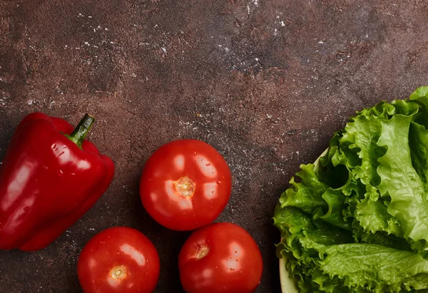 Frisches Gemüse Paprika Tomaten Und Salat Auf Einem Teller Auf lizenzfreie Stockfotos