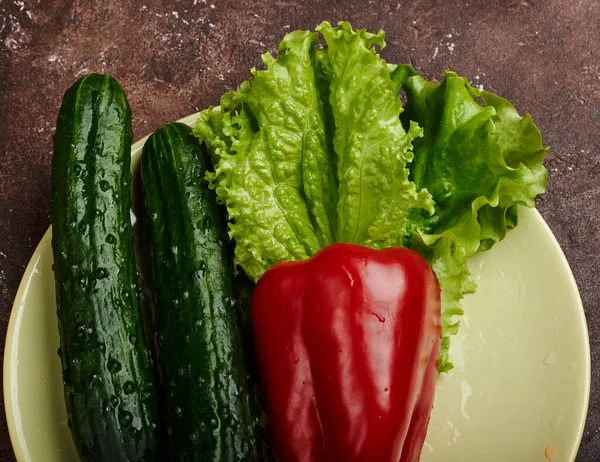 Frisches Gemüse Pfeffern Gurken Und Salat Auf Einem Teller Auf Stockbild