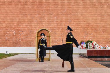 Moskova, Rusya - 26 / 04 / 2017: Kızıl Meydan, Kremlin, ebedi ateşte nöbet değişimi. İllüstrasyon Editörü.