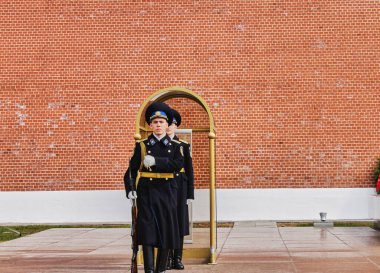 Moskova, Rusya - 26 / 04 / 2017: Kızıl Meydan, Kremlin, ebedi ateşte nöbet değişimi. İllüstrasyon Editörü.