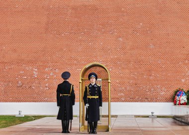 Moskova, Rusya - 26 / 04 / 2017: Kızıl Meydan, Kremlin, ebedi ateşte nöbet değişimi. İllüstrasyon Editörü.
