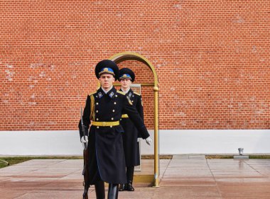 Moskova, Rusya - 26 / 04 / 2017: Kızıl Meydan, Kremlin, ebedi ateşte nöbet değişimi. İllüstrasyon Editörü.