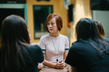 kadın iş ortakları toplantı Cafe içinde 