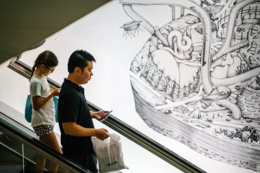  yürüyen merdiven Singapur kullanan kişiler.