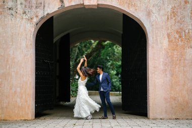  bir takım elbise dansları yakışıklı Hintli adam gün boyunca Asya'da bir parkta Çin onun nişanlısı ile. Irklararası çift yeni nişanlı ve alarak düğün fotoğrafları parkta olduğunu.