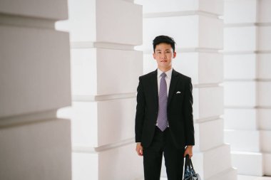 Genç yakışıklı işadamı portresi bir resmi takım elbise ve kravat giyinmiş. O akıllı ve kendinden emin görünüyor.