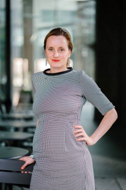 Mermer ve Cam ofisinde profesyonel, temiz ve sağduyulu de beyaz bir kadın portresi. Gülümseyen, kendinden emin ve rahat ve neşeli bir kız.