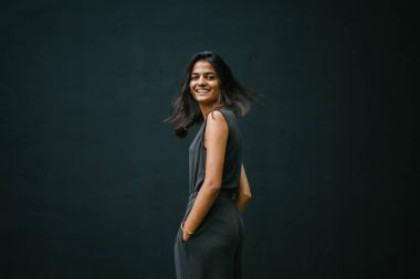 Samimi bir genç kadının portresi. Genç Hintli Bayan profesyonel olarak çekici ve giyinmiş ve kendinden emin, sakin ve rahat. 