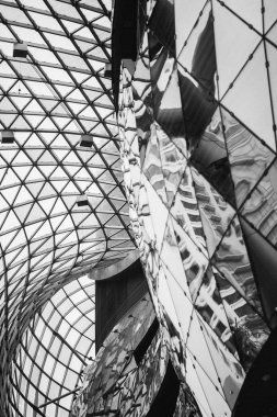 Singapur, Ocak 2018: Singapore Orchard Road, Orchard iyon Mall soyut bir atış. Bu binanın modern cam ve çelik mimari sanatsal bir şekilde günde vitrinler.