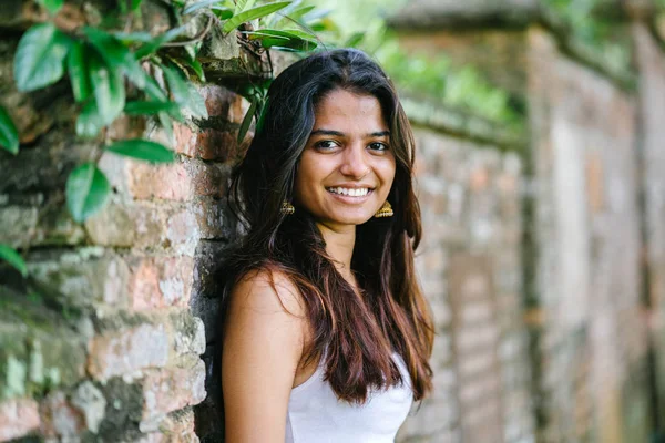 Retrato Atractiva Joven India Asiática Mujer Parque Día — Foto de Stock