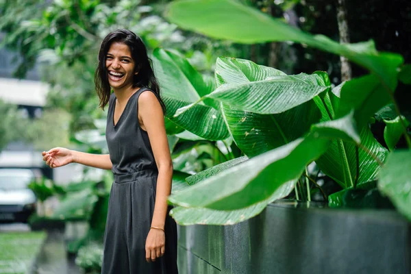 Відвертий Портрет Молодий Індійський Жінку Стоїть Пишному Зеленому Саду Вона — стокове фото