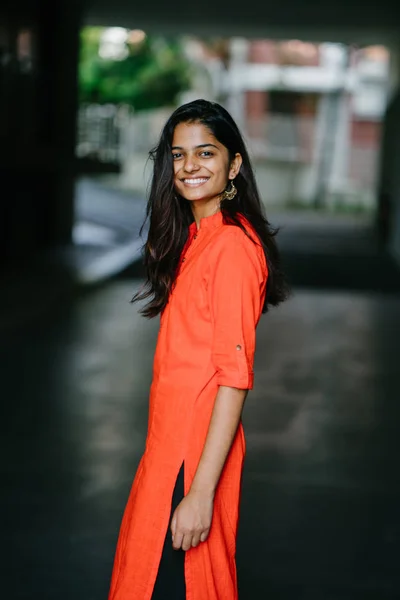 Atrakcyjny Młodych Indian Woman Uśmiechający Się Tle Miasta Ubrana Jest — Zdjęcie stockowe
