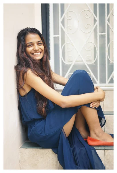 日中都市の手順の上に座って 若くてエレガントな魅力的なインドのアジア女性の肖像画 彼女は笑っています — ストック写真