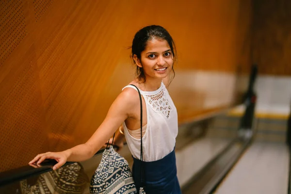 Joven Mujer India Mujer Negocios Asiática Mirando Fuera Durante Descanso — Foto de Stock