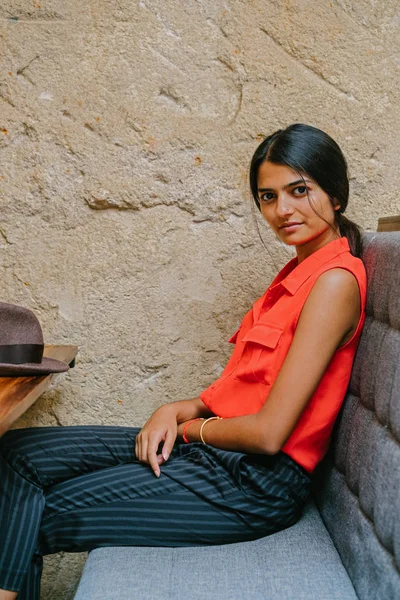 Retrato Una Joven Atractiva Mujer Asiática India Sonriendo Cámara Ella — Foto de Stock