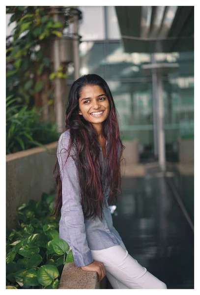 Портрет Молода Індійська Жінка Стоячи Біля Скляну Стіну Носіння Формального — стокове фото