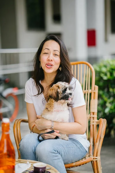 Junge Panasiatische Frau Genießt Ihr Wochenende Mit Ihrem Haustier Shih — Stockfoto