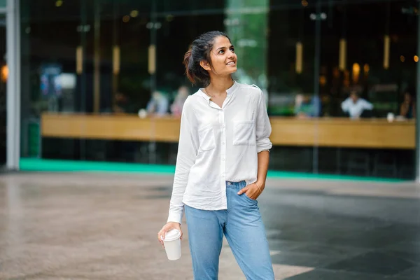 Retrato Una Joven Asiática India Sonriente Parada Frente Café Cafetería — Foto de Stock