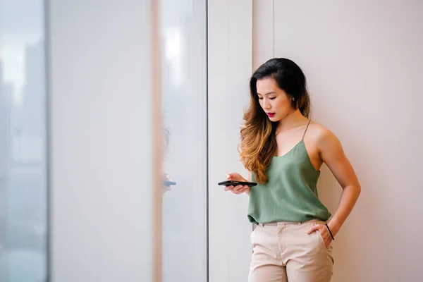 Potret Seorang Wanita Singapura Muda Yang Menarik Apartemennya Yang Nyaman — Stok Foto