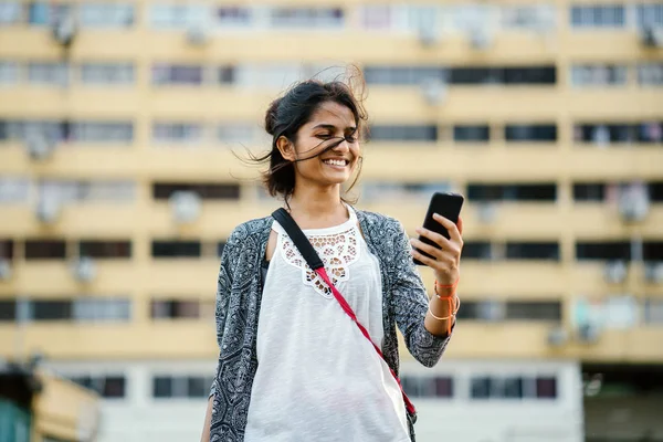 Портрет Привлекательной Молодой Индийской Туристки Гуляющей Улицам Телефоном — стоковое фото