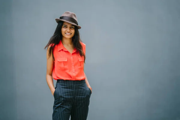 Portret Młodym Atrakcyjnym Indyjski Azjatycki Moda Student Uśmiecha Się Stoi — Zdjęcie stockowe