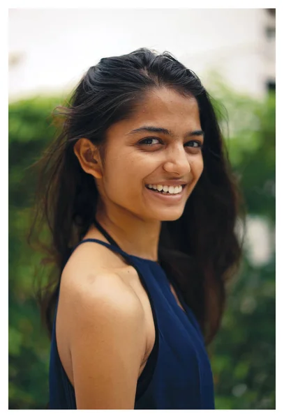 Mladá Atraktivní Indické Ženy Elegantních Modrých Šatech Chodí Ulici Městě — Stock fotografie