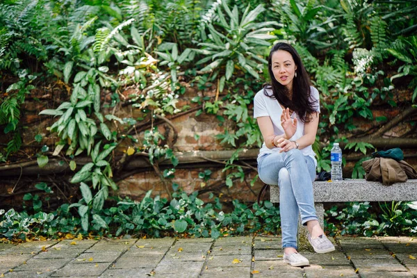 Porträt Einer Jungen Panasiatischen Frau Sommer Einem Park — Stockfoto