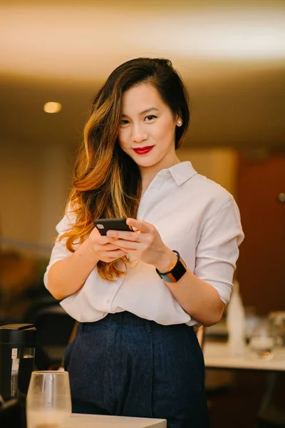 Портрет Молодой Привлекательной Азиатки Китая Улыбающейся Пользуясь Телефоном Профессионально Одета — стоковое фото