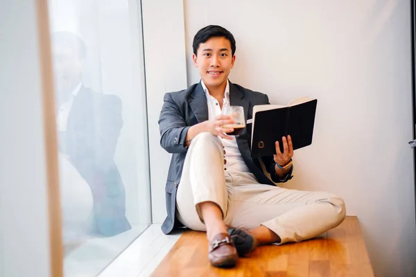 Μια Κινέζικη Ασιατική Σιγκαπούρης Επαγγελματική Άνθρωπος Κάθεται Κατά Παράθυρο Και — Φωτογραφία Αρχείου