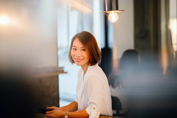 카페에서 아시아 관리자의 초상화 — 스톡 사진