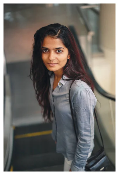 Portrait Young Indian Woman Standing Escalator Casually Smiling Back She — Stock Photo, Image