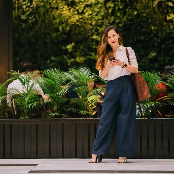 Retrato Una Mujer Asiática China Singapurense Elegante Elegante Calle Durante — Foto de Stock