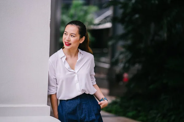 Молодая Сингапурская Китаянка Отдыхает Отдыхает Стены Города Сингапуре Течение Дня — стоковое фото