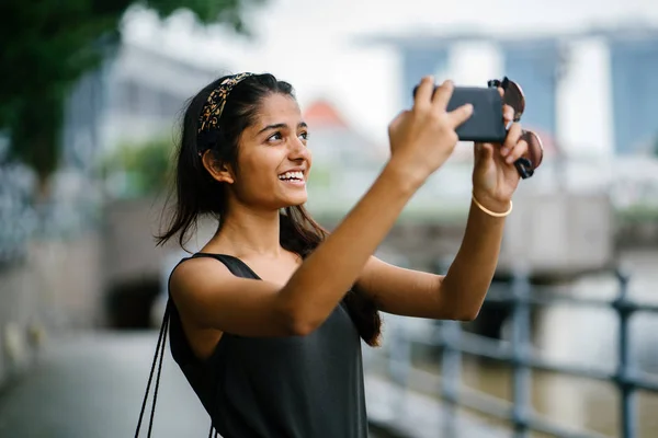 Mladá Indiánka Bere Selfie Fotografie Sama Svém Smartphonu Panorama Pozadí — Stock fotografie