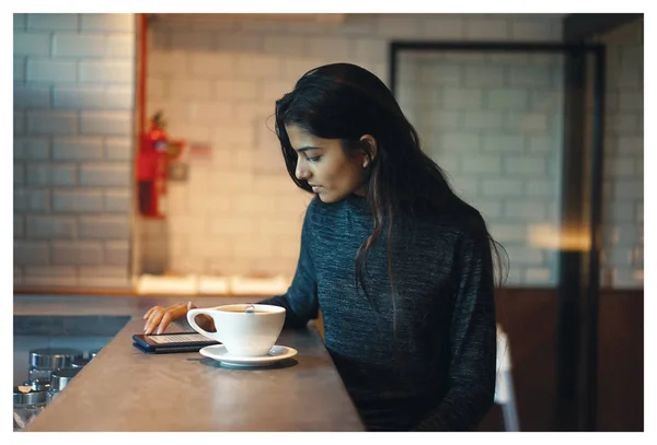Портрет Молодой Привлекательной Элегантной Индийской Азиатки Теплом Уютном Кафе Смеется — стоковое фото