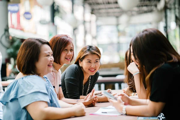 Rekan Bisnis Wanita Bertemu Cafe — Stok Foto