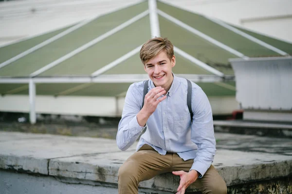 Portrait Jeune Homme Blanc Caucasien Séduisant Touriste Étudiant Assis Souriant — Photo