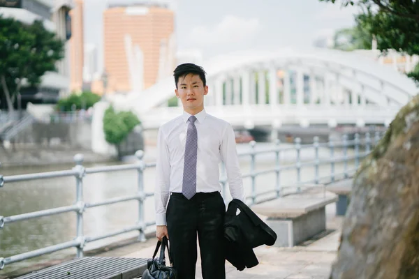 Genç yakışıklı işadamı portresi bir resmi takım elbise ve kravat giyinmiş. O akıllı ve kendinden emin görünüyor.