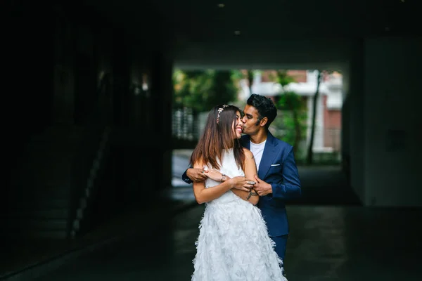 Porträt Eines Jungen Gemischtrassigen Paares Beim Heiraten Ein Indischer Mann — Stockfoto