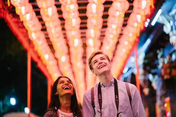 Jovem Casal Inter Racial Diversificada Mulher Indiana Homem Caucasiano Navegar — Fotografia de Stock