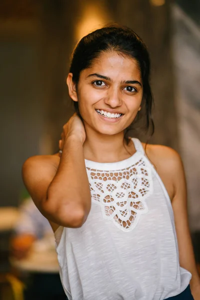 Молодих Жінки Індійська Азіатських Бізнес Леді Дивлячись Межами Під Час — стокове фото