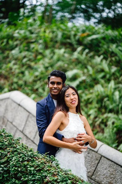 Casal Atraente Raças Diferentes Estão Juntos Parque Dia Ásia Estão — Fotografia de Stock