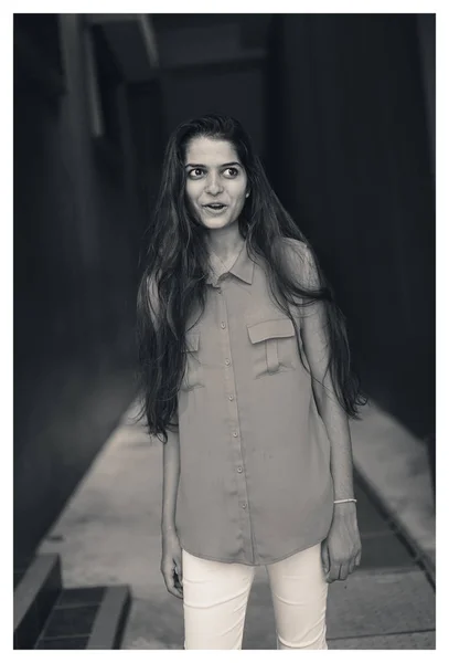 Černobílý Portrét Mladé Atraktivní Indiánka — Stock fotografie